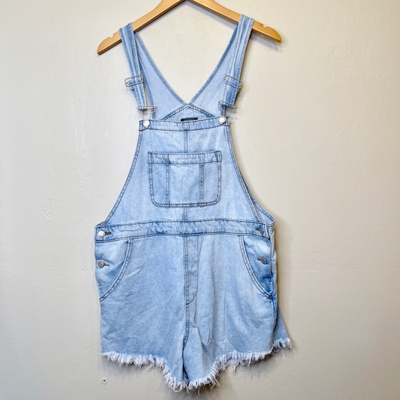 Wild Fable | Factory Distressed Perfect Light Wash Vintage Worn-In Shortalls - Picture 3 of 10